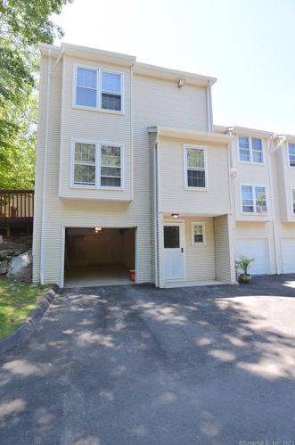 25 Deerwood Ln, Waterbury, CT 06704-6116
