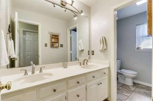 2517 Belmeade Dr, Carrollton TX 75006-2008 exterior