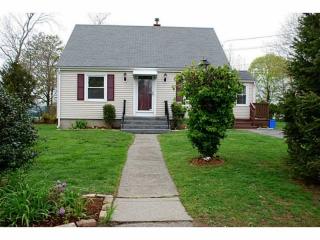 14 Gladding St, Bristol, RI 02809-3913