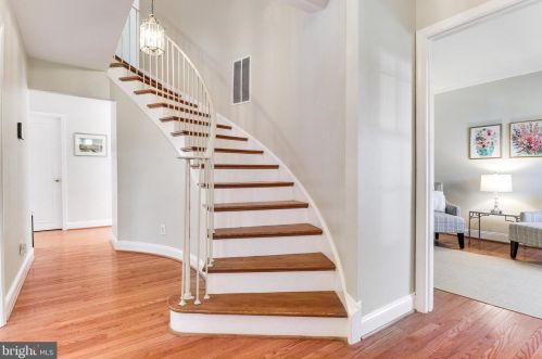 5940 Queenston St, Springfield, VA 22152-1731