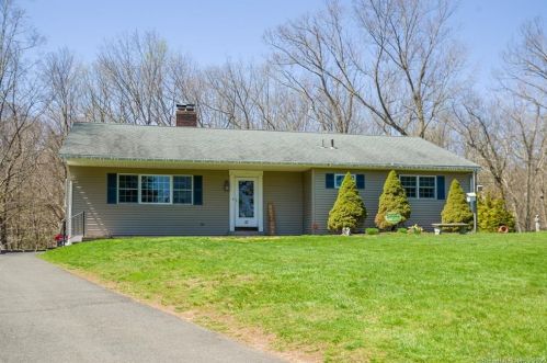 32 Ridgewood Cir, Wallingford, CT 06492-2115