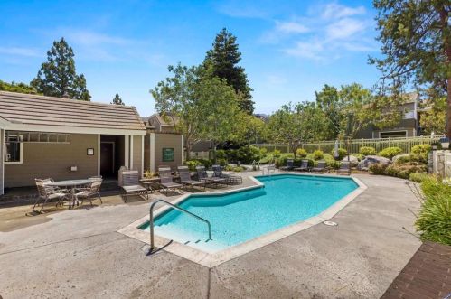 1095 Shadowridge Dr, Vista CA  92081-9059 exterior