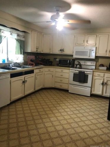21 Ivy Ln, Waterbury, CT 06705-2353