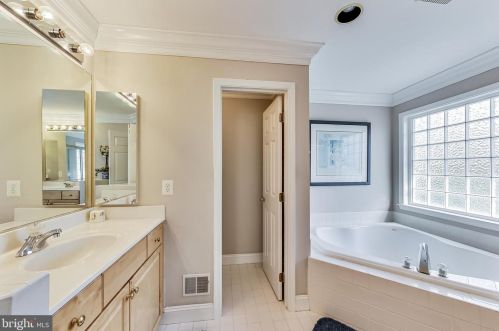 6420 Lake Meadow Dr, Springfield VA  22015-3927 exterior