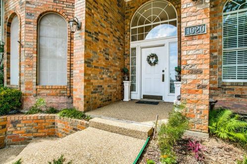 1020 Wiltshire Dr, Carrollton TX  75007-4917 exterior