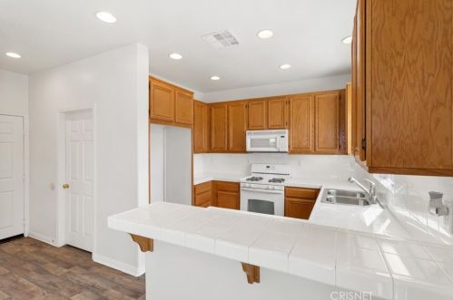 44015 Moccasin Pl, Lancaster CA  93536-6857 exterior