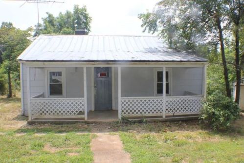 654 Pleasant Hill Dr, Elkin, NC 28621-2632