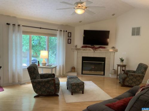 7 Loving Ter, Bybee, VA 22963-2514