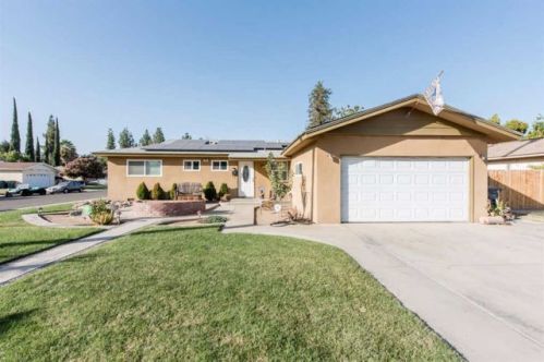 699 Pat Dr, Clovis, CA 93612-3403