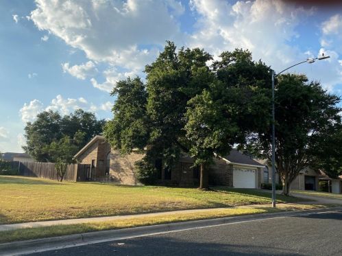 11008 Claywood Dr, Austin TX  78753-3332 exterior