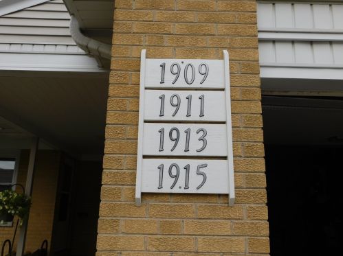 1909 Dewes St, Glenview, IL 60025-4237