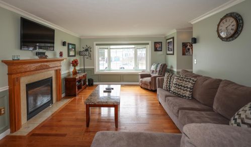 6 Sunflower Ln, Londonderry, NH 03053-7471