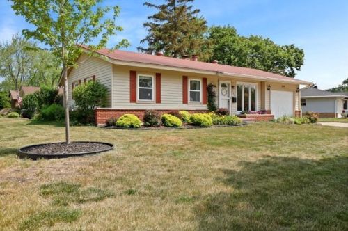 348 Elk Grove Blvd, Elk Grove Vlg, IL 60007-4426