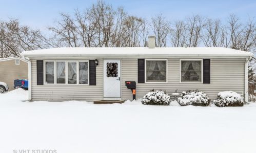 19 Alameda Dr, Carpentersville, IL 60110-1120