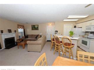 2 Forest Glen Cir, Middletown CT 06457-6601 exterior