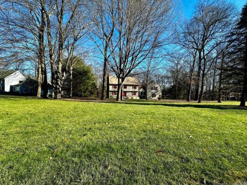 8 Essex Ln, Woodbury, CT 06798-2630