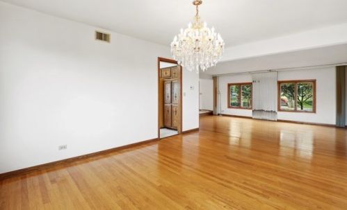 8401 Park Ave, Willowbrook IL 60527-6343 exterior