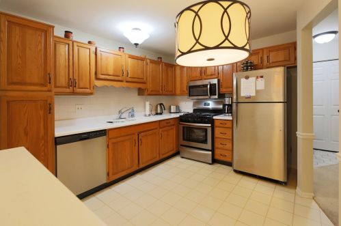 1506 Seville Ct, Wheeling, IL 60090-6949