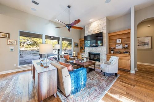 600 Bending Oak Dr, Mount Sharp, TX 78620-3905