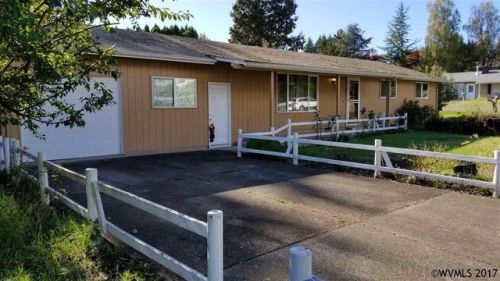 379 7th St, Dundee, OR 97115-9533
