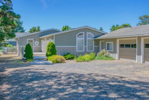 2006 Hilton Dr, Waldport OR  97394-9402 exterior