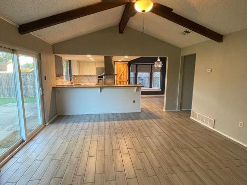 6425 Meadowlark Ln, Fort Worth TX  76148-1733 exterior