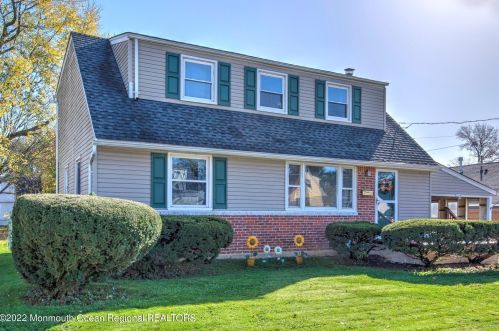 7 Runyon Ave, East Freehold, NJ 07728-1822