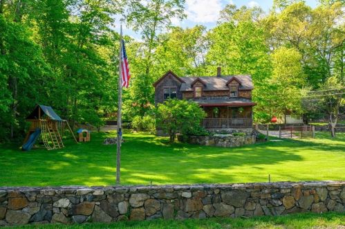 7 Pole Bridge Rd, Sandy Hook, CT 06482-1225