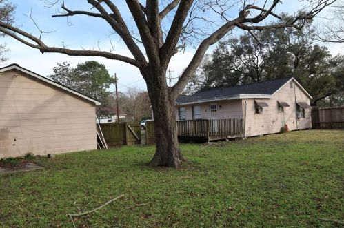 821 Miller St, Angleton TX  77515-5526 exterior