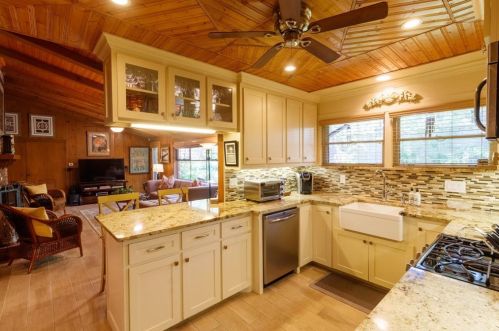 5754 Blueridge Dr, Fort Worth, TX 76112-3037