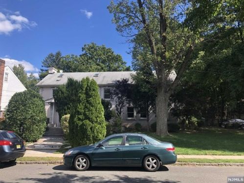 835 Red Rd, Teaneck, NJ 07666-4402