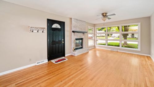 310 Hillside Pl, North Aurora, IL 60542-1523