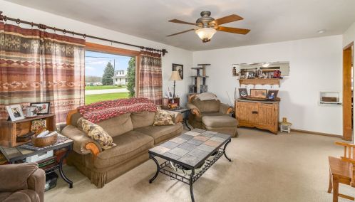 217 Maplewood Dr, Sycamore IL  60178-1237 exterior