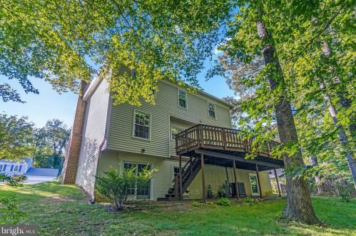 5835 Oakland Park Dr, Springfield VA  22015-2438 exterior