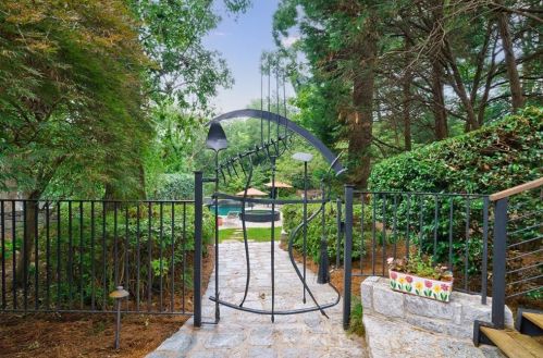 2858 Hl Dr, Atlanta GA  30305-3422 exterior