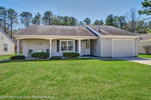 63 Canterbury Dr, Lacey, NJ 08731-5640