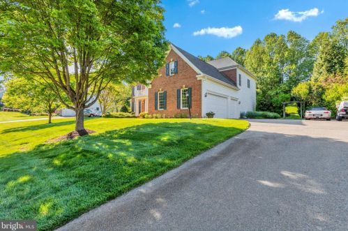 11693 Caris Glenne Dr, Herndon, VA 20170-2448