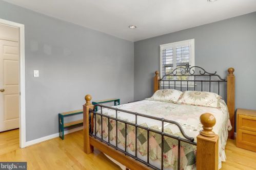 6808 Houndmaster Rd, Springfield VA  22152-2715 exterior