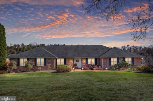 819 Battlefield Bluff Dr, New Market, VA 22844-2032