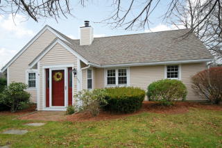 108 Corey Ln, Middletown, RI 02842-5656