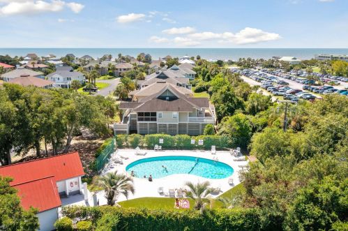 8 Ocean Park Ct, Isle Of Palms SC  29451-2244 exterior