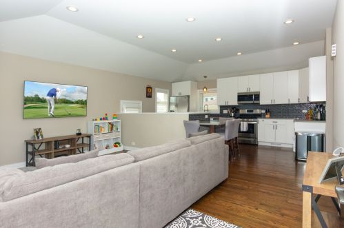 7429 Mulford St, Niles, IL 60714-3136