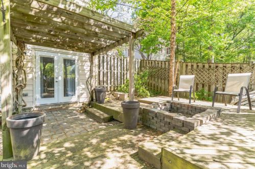 7318 Eggar Woods Ln, Springfield VA  22153-2012 exterior