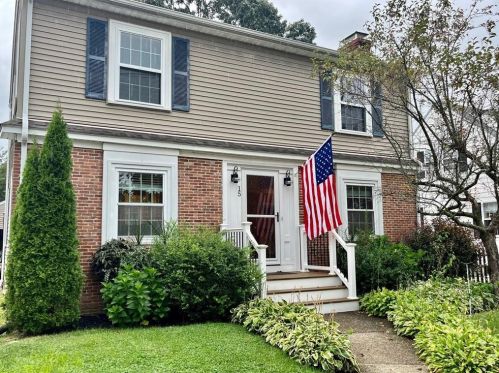 15 Parkside Dr, Warwick, RI 02888-3723