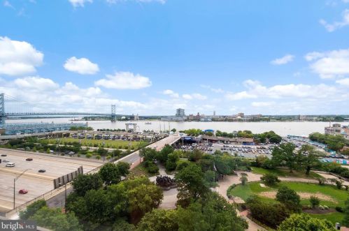 110 Front St, Philadelphia PA 19106-3000 exterior