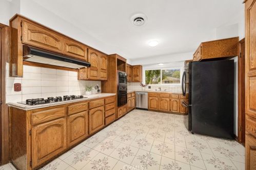 231 Sleepy Holw Dr, Glendale CA 91206-4727 exterior