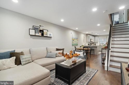 1019 Mercy St, Philadelphia, PA 19148-2330