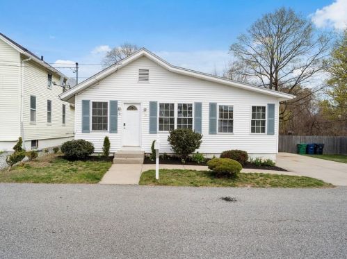15 Brow St, Warwick, RI 02889-5320