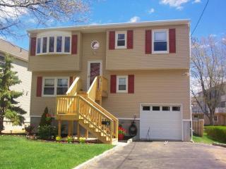 10 Leonard Ave, Leonardo, NJ 07737-1539