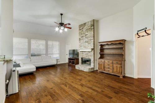 1525 Bastrop Dr, Carrollton TX 75010-6423 exterior